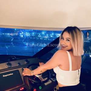 Güzelliği ile büyüleyecek Sara